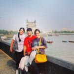 Mona Singh Instagram - Being part of a Family means SMILING for PHOTOS 😂🤣🤣🤣 #colaba #sisters #niece #nephew #tajhotelmumbai #gatewayofindia #streetshots #colabacauseway #leopold