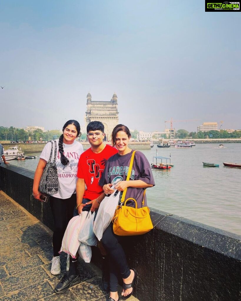 Mona Singh Instagram - Being part of a Family means SMILING for PHOTOS 😂🤣🤣🤣 #colaba #sisters #niece #nephew #tajhotelmumbai #gatewayofindia #streetshots #colabacauseway #leopold