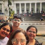 Mona Singh Instagram - Being part of a Family means SMILING for PHOTOS 😂🤣🤣🤣 #colaba #sisters #niece #nephew #tajhotelmumbai #gatewayofindia #streetshots #colabacauseway #leopold