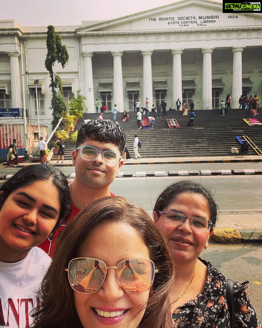 Mona Singh Instagram - Being part of a Family means SMILING for PHOTOS 😂🤣🤣🤣 #colaba #sisters #niece #nephew #tajhotelmumbai #gatewayofindia #streetshots #colabacauseway #leopold
