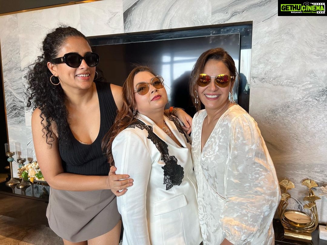 Mona Singh Instagram - Perfect sundowner #december #brunch #birthdaygirl #gastronomia #rose #instagood @rshmibajaj @kavitasachdev_