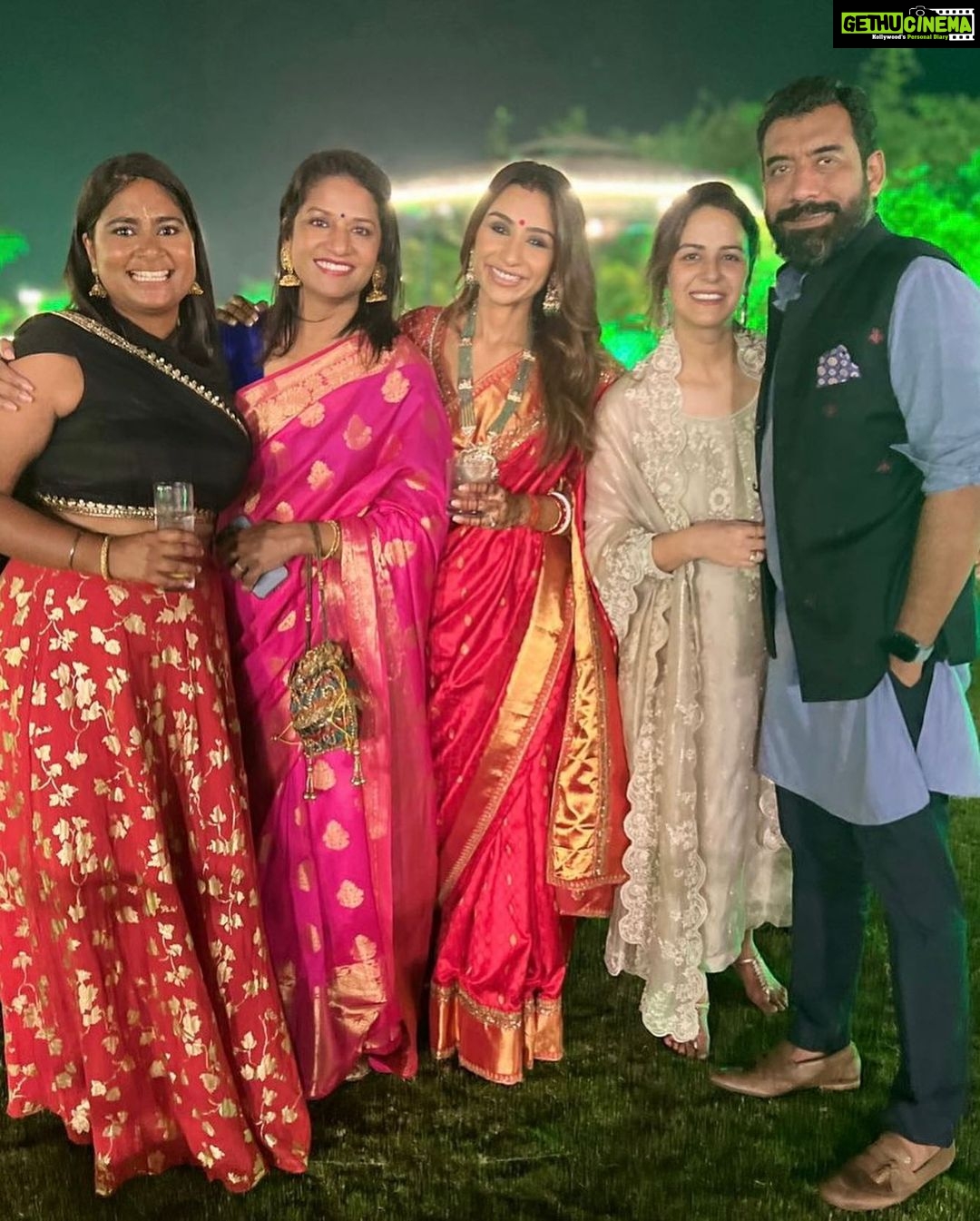 Mona Singh Instagram - #aboutlastnight #weddingseason #weddingphotography #weddingstyle #winterwonderland #happyfaces ❤️❤️