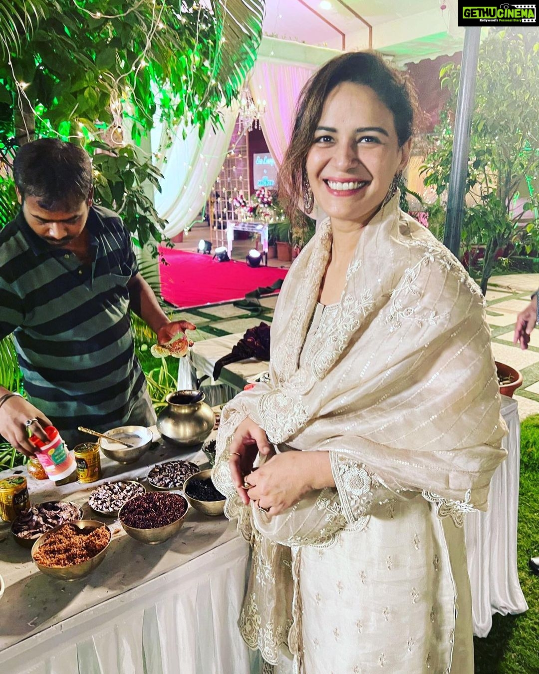 Mona Singh Instagram - #aboutlastnight #weddingseason #weddingphotography #weddingstyle #winterwonderland #happyfaces ❤️❤️