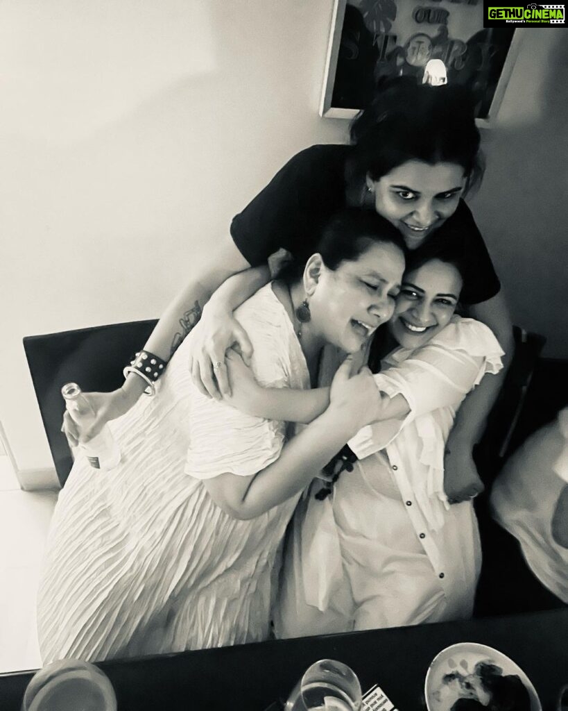 Mona Singh Instagram - #bettertogether #friendship #bday #surprises #laughter #madness #instagood