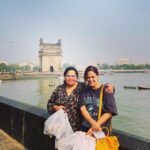 Mona Singh Instagram - Being part of a Family means SMILING for PHOTOS 😂🤣🤣🤣 #colaba #sisters #niece #nephew #tajhotelmumbai #gatewayofindia #streetshots #colabacauseway #leopold