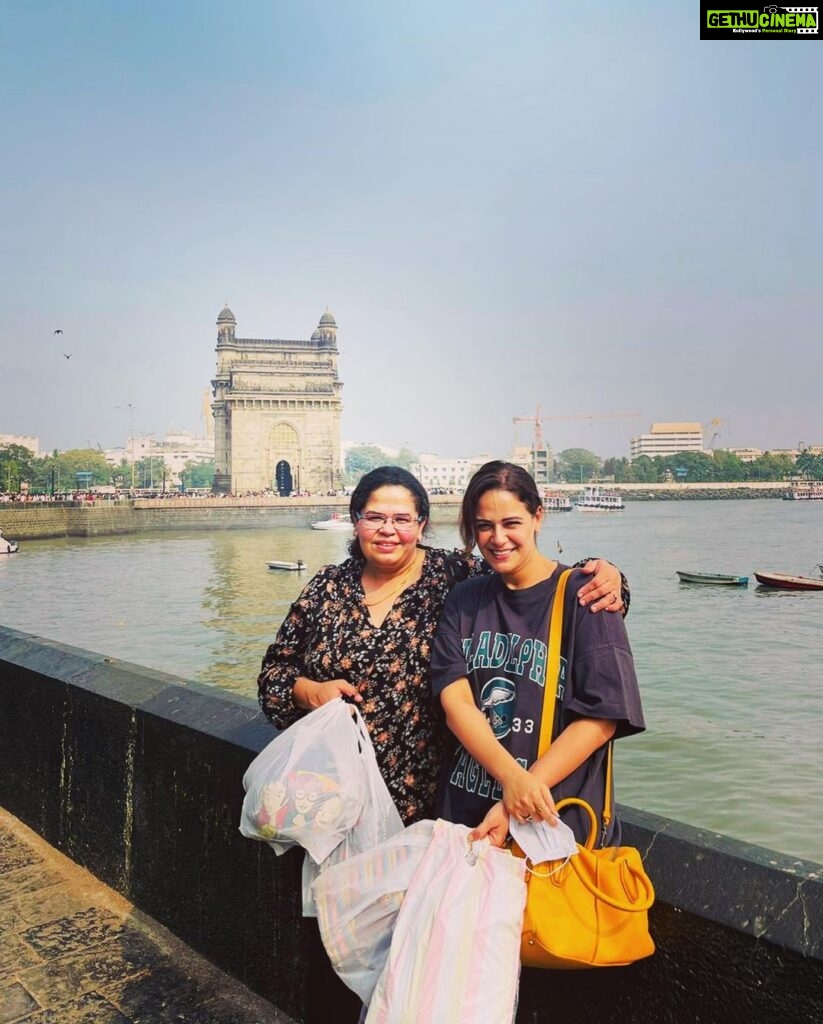 Mona Singh Instagram - Being part of a Family means SMILING for PHOTOS 😂🤣🤣🤣 #colaba #sisters #niece #nephew #tajhotelmumbai #gatewayofindia #streetshots #colabacauseway #leopold