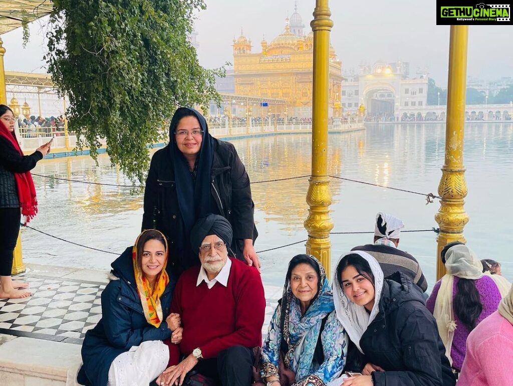 Mona Singh Instagram - Blessed #goldentemple #amritsar #familytime #divine #waheguru #instagood