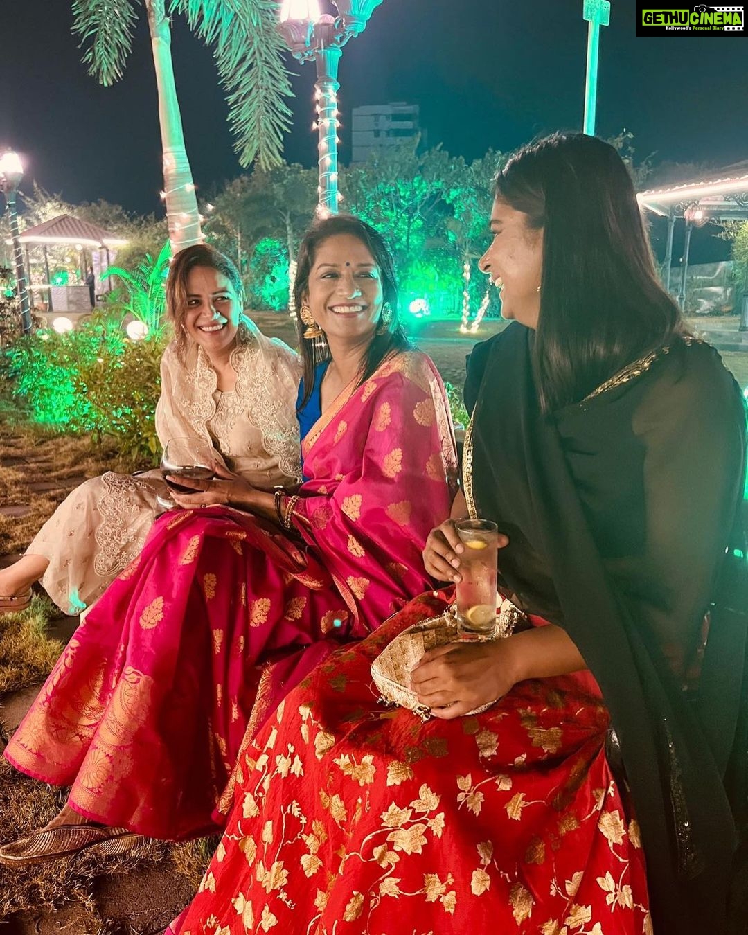 Mona Singh Instagram - #aboutlastnight #weddingseason #weddingphotography #weddingstyle #winterwonderland #happyfaces ❤️❤️