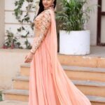 Munira Kudrati Instagram - हुज़ूर इस कदर भी न इतरा के चलिये खुले आम आँचल न लहरा के चलिये . Outfit and styling @tripzarora 📸 @pappu.gupta.549