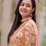 Munira Kudrati Instagram - Haan, kaisee ye hansee hai jo honton pe fasi hai? Zaraa gam se to faasle badhane do is din ko to gudagudi karne do 🤗