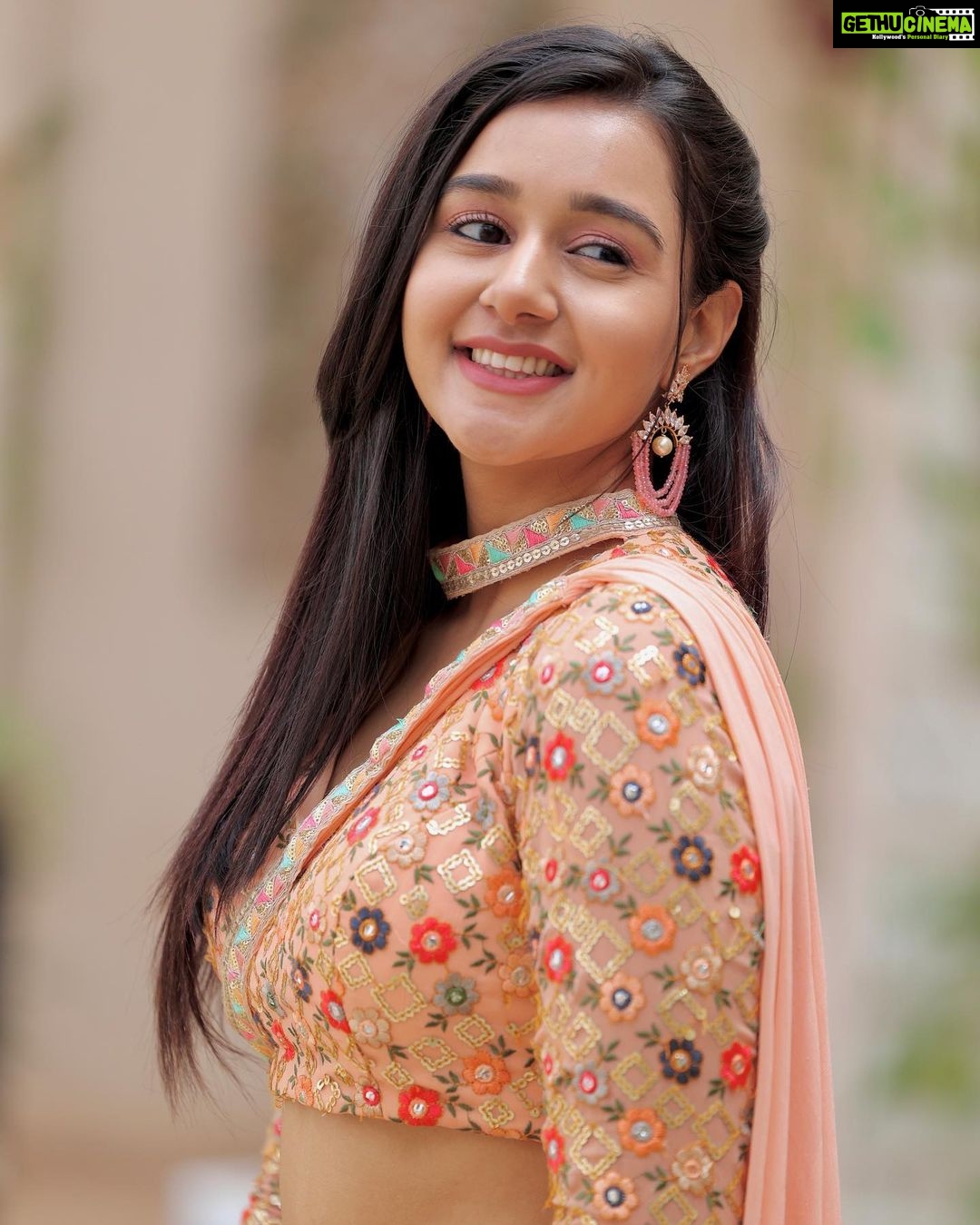 Munira Kudrati Instagram - Haan, kaisee ye hansee hai jo honton pe fasi hai? Zaraa gam se to faasle badhane do is din ko to gudagudi karne do 🤗