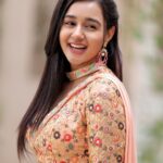 Munira Kudrati Instagram - Haan, kaisee ye hansee hai jo honton pe fasi hai? Zaraa gam se to faasle badhane do is din ko to gudagudi karne do 🤗