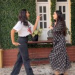 Munira Kudrati Instagram - Mulgi shiklii pragati zhaalii @mansibhanushaliii 😂😂😂😂 . . . . . . . #bhagyalakshmi #dance #dancereels #bestfriends #trending #instagood #instagram #instadaily #❤️ #easydance #sawarnelage #😍