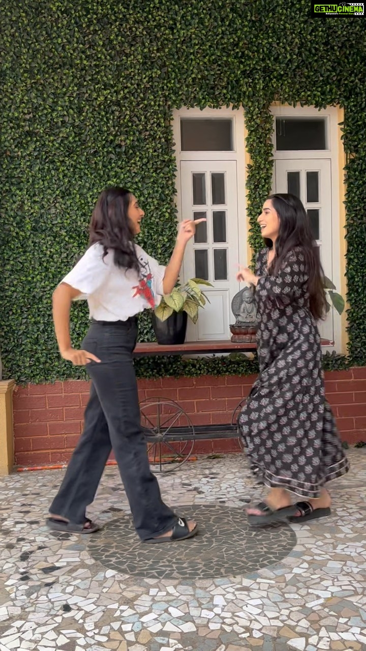 Munira Kudrati Instagram - Mulgi shiklii pragati zhaalii @mansibhanushaliii 😂😂😂😂 . . . . . . . #bhagyalakshmi #dance #dancereels #bestfriends #trending #instagood #instagram #instadaily #❤️ #easydance #sawarnelage #😍