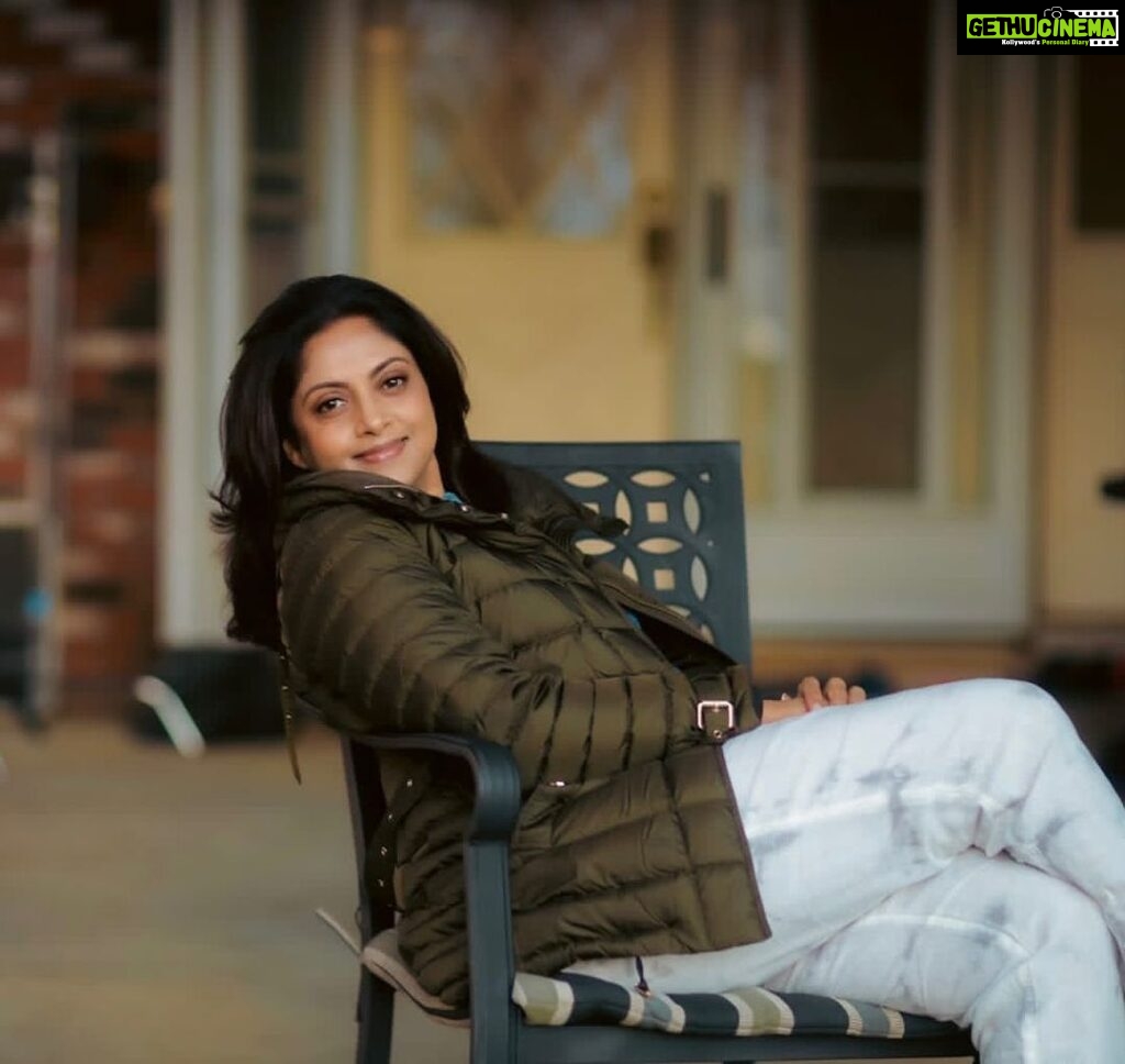 Nadhiya Instagram - Chilling😉 during a shoot in another time zone🧣❄️ Courtesy: @3rdeyestudiocm