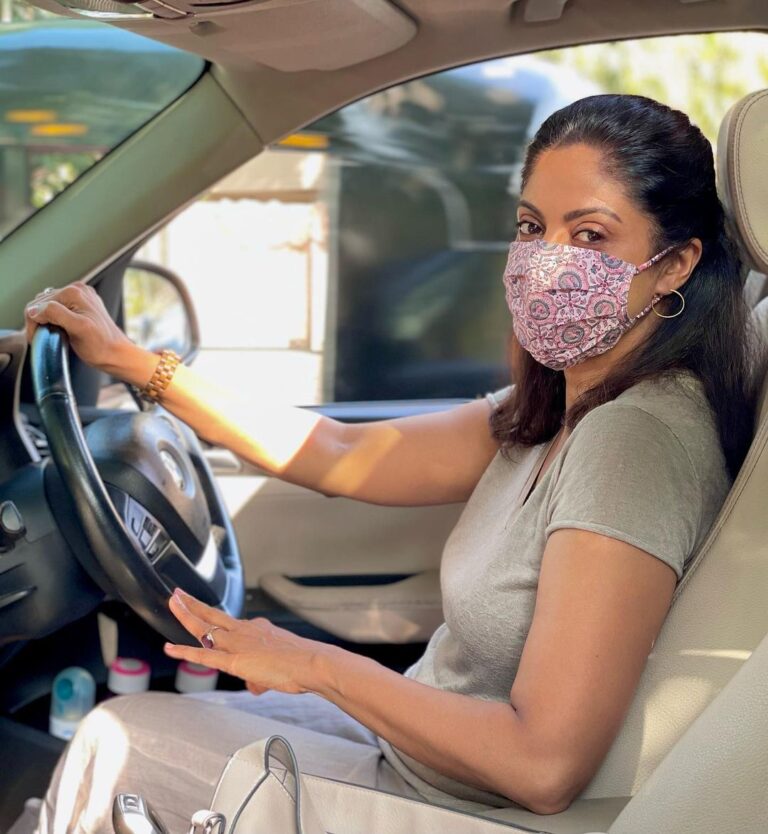 Nadhiya Instagram - With Omicron numbers soaring, let’s do what we can. Stay safe 😷 #covid #maskup #staysafe Mumbai, Maharashtra