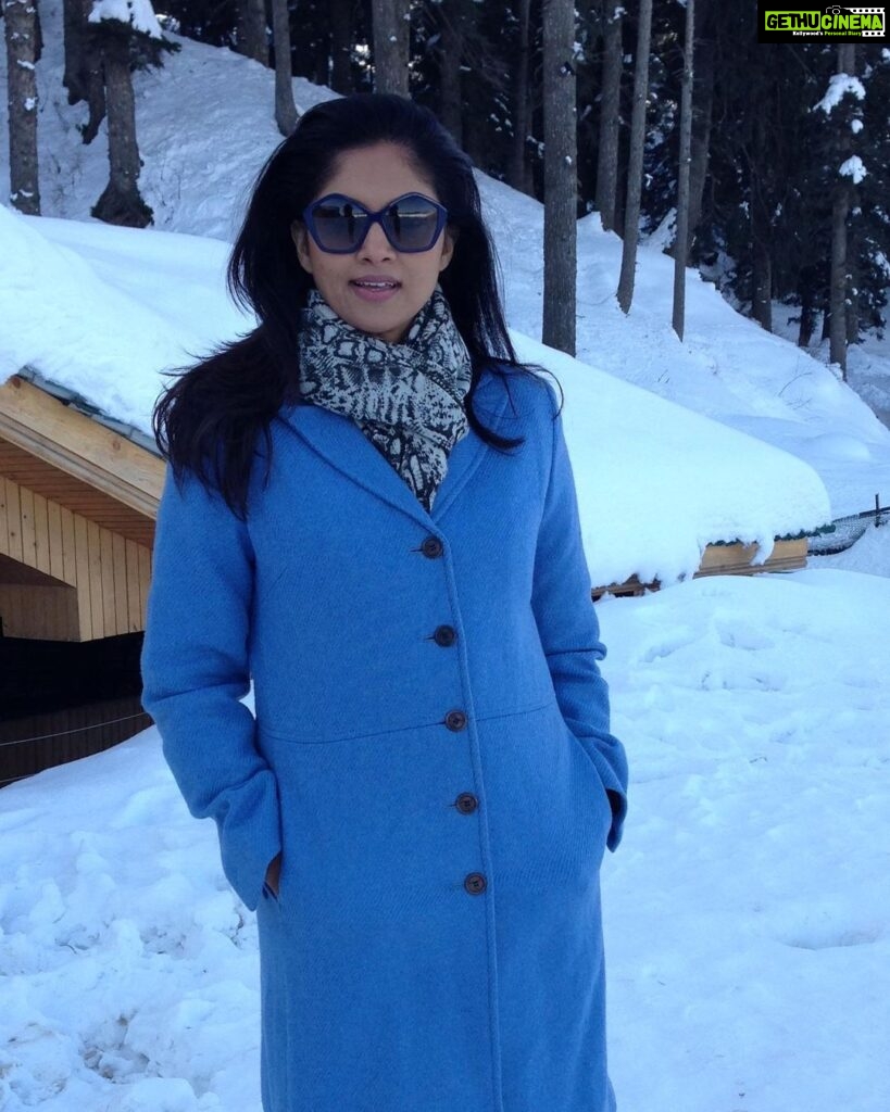 Nadhiya Instagram - Winter wonderland❄️🌨 #throwbackthursday Gulmarg, Kashmir
