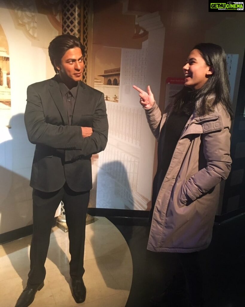 Nadhiya Instagram - So what if it is not the real SRK 😂😂…A throwback pic where my daughter is wishing him the best. A very Happy Birthday Shah Rukh Khan❤️🎂 #shahrukhkhan #madamtussauds #waxmuseum Madame Tussauds London