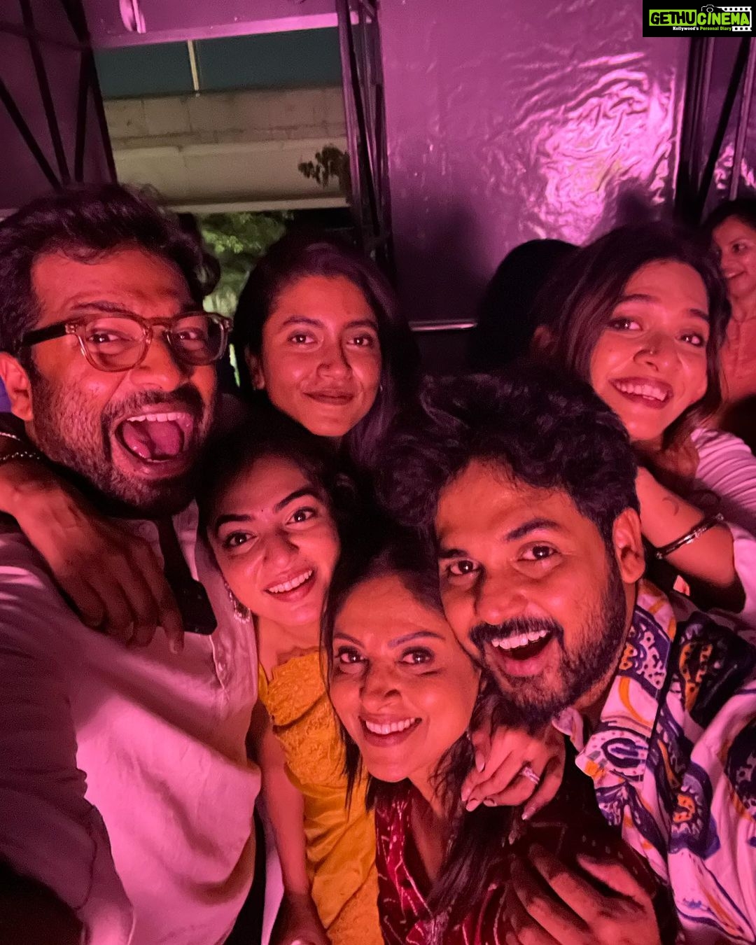 Nadhiya Instagram - All smiles after the release of #Antesundaraniki today ❤️🎬👍🏽💕 @vishnuviv @nameisnani @nazriyafahadh @nikethbommi @tanviram @lathathevegan @mythriofficial