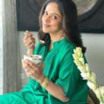 Nadhiya Instagram - Wishing us all Eid Mubarak🌙💜sharing some semiya paaysam virtually 😄💜 #eidmubarak #festival #love #peace #happiness #celebration #sweets
