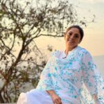 Nadhiya Instagram – Savouring the sunset🌅

#sunsetphotography #sunsetlovers #goldenhour Yercaud Hills, Tamil Nadu