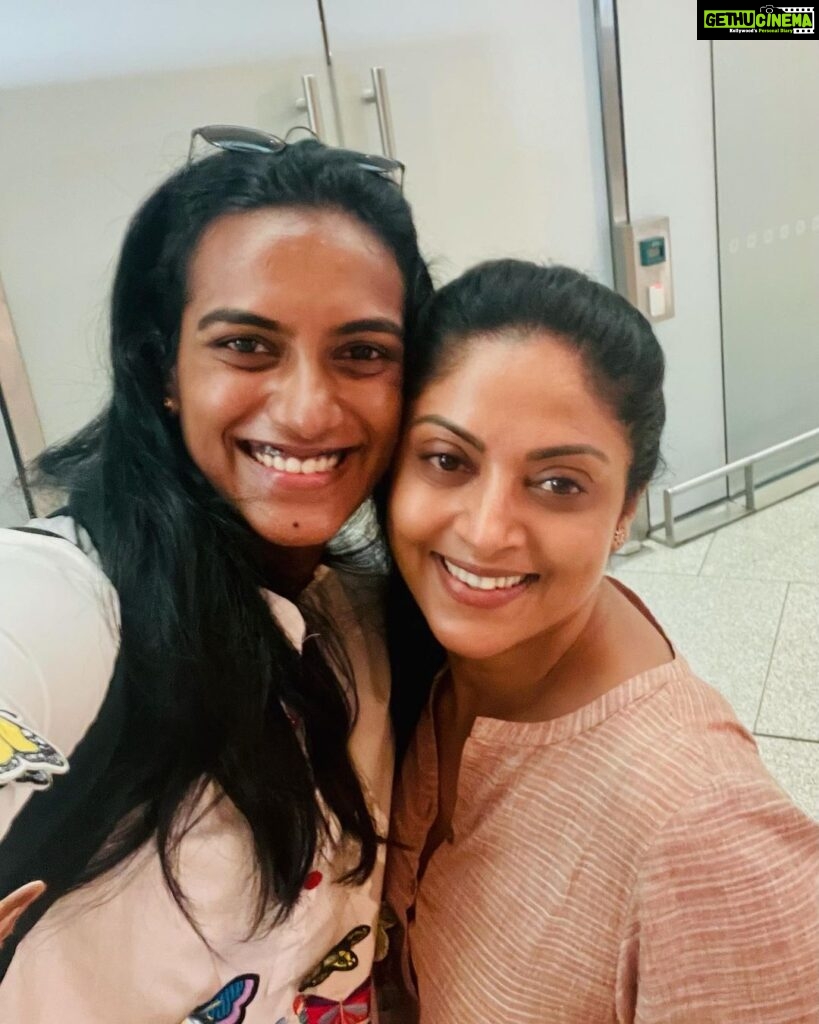 Nadhiya Instagram - Huge fan moment for me! 🤩Just bumped into Olympic medalist PV Sindhu, the iconic badminton player. She is a fearless athlete on court but has the biggest smile in person !!🤩 #badminton #inspirationalwomen #womenempowerment