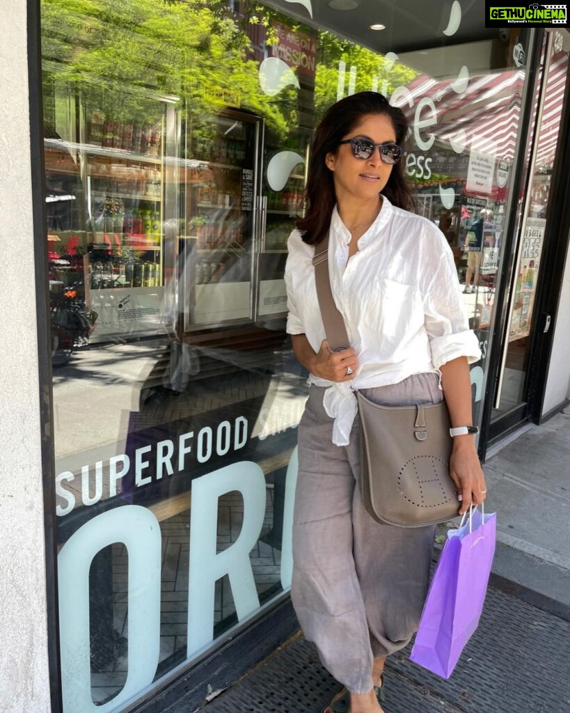 Nadhiya Instagram - Shopping light for once!!😜 #throwback #throwbackthursday