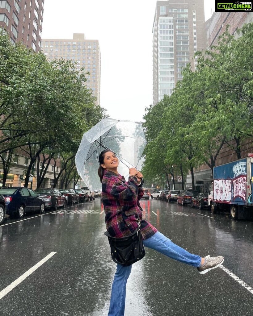 Nadhiya Instagram - My version of “Singing in the Rain”😄☔️🎶 #monsoon #raindrops #nyc #feelgood #seasons