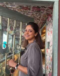 Nadhiya Instagram - In the midst of flowers😃🌹🌸🌻🌷