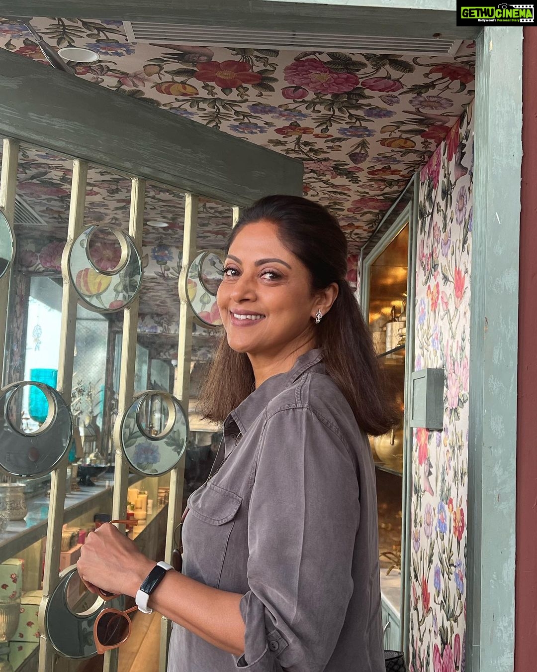 Nadhiya - 50.7K Likes - In the midst of flowers😃🌹🌸🌻🌷