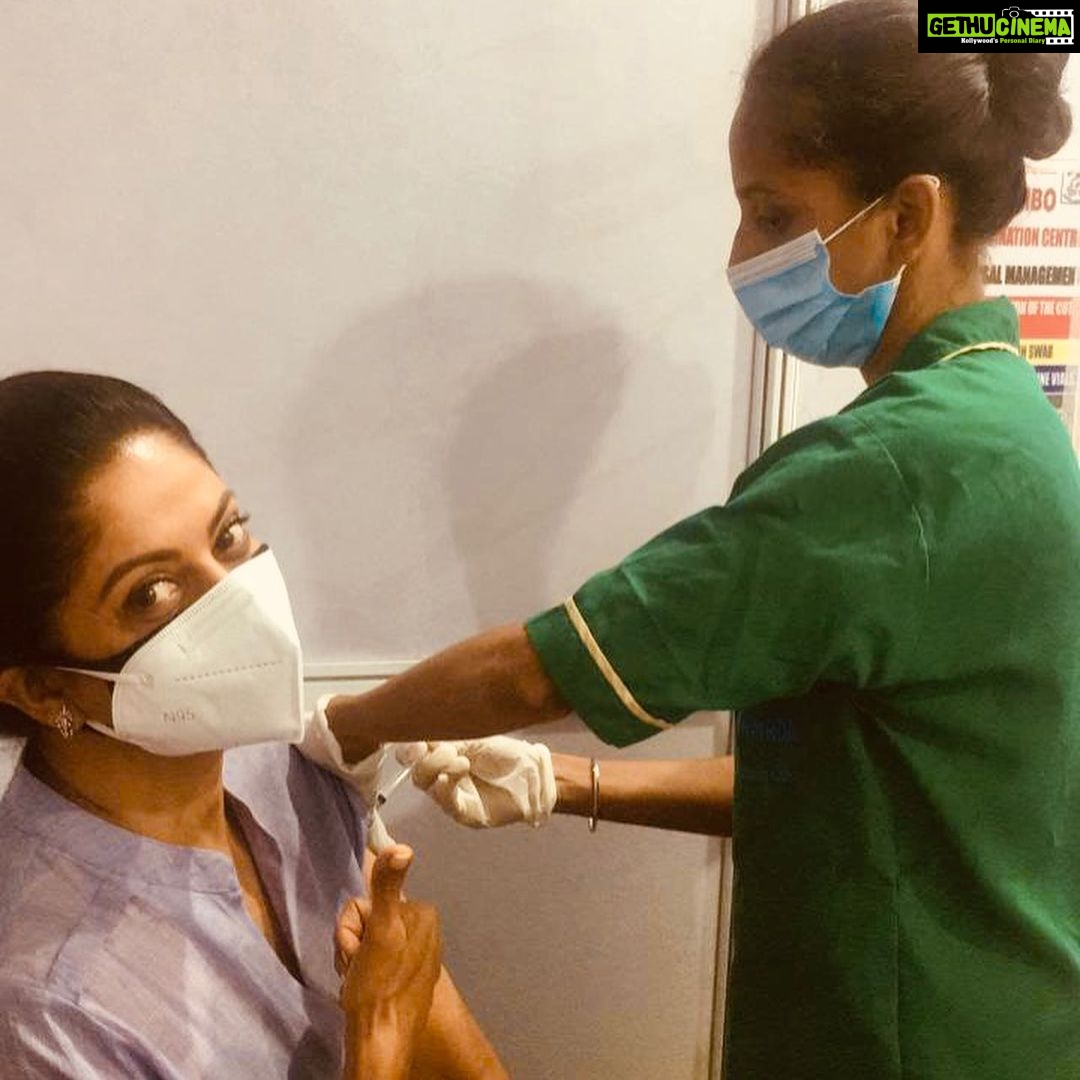 Nadhiya Instagram - Second shot of the vaccine ✅ - at the BKC (Mumbai) Jumbo facility ! Grateful to the healthcare workers and essential workers who are tirelessly and selflessly helping our nation get over this crisis👍🏼💪🏽 Hats off to municipal corporations like the BMC for making the vaccine distribution as seamless as possible. Please get vaccinated as soon as you can to keep yourself and people around u safe🙏 thank u to my friend @gaurisharmatripathi for capturing the experience. #vaccinationdone✔️ #covid_19 #indiafightscorona #covidwarriors #bmc #healthcareworkers