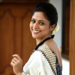 Nadhiya Instagram - Wishing you and your family a very Happy Vishu & Puthandu Vazthukkal ...may you be blessed today and always💐.. @saleeshgopal photography #vishu #tamilnewyear #festival #kerala #tamilnadu