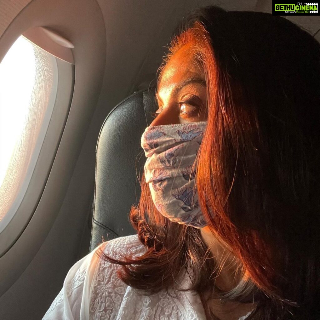 Nadhiya Instagram - Sun kissed at 35,000 ft! ✈️🌍🔝 #sunset #travel #flying #mask