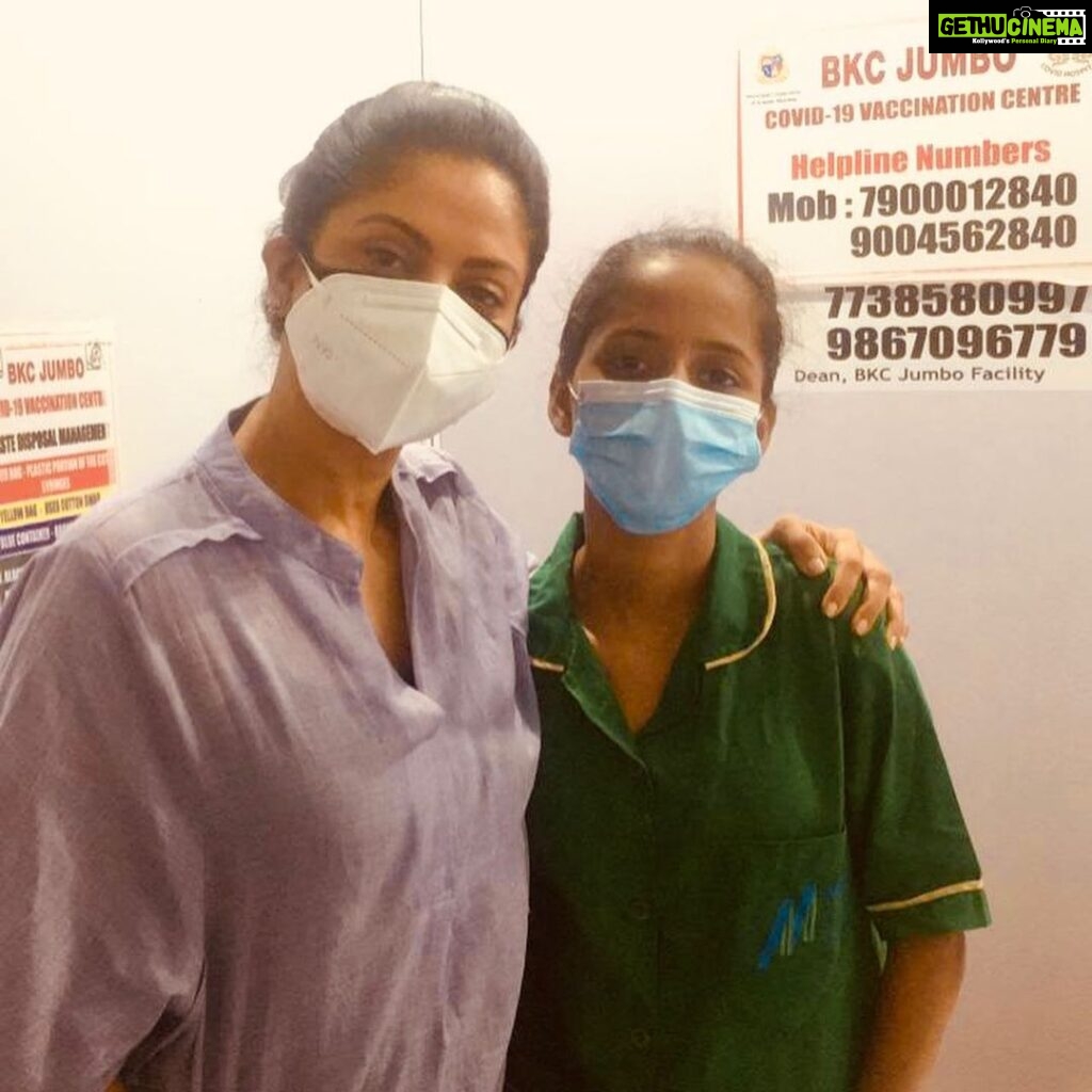 Nadhiya Instagram - Second shot of the vaccine ✅ - at the BKC (Mumbai) Jumbo facility ! Grateful to the healthcare workers and essential workers who are tirelessly and selflessly helping our nation get over this crisis👍🏼💪🏽 Hats off to municipal corporations like the BMC for making the vaccine distribution as seamless as possible. Please get vaccinated as soon as you can to keep yourself and people around u safe🙏 thank u to my friend @gaurisharmatripathi for capturing the experience. #vaccinationdone✔️ #covid_19 #indiafightscorona #covidwarriors #bmc #healthcareworkers