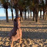 Nadhiya Instagram – Moving on to 2021 🏝 

#beach #sun #walk #2021 #sand #lookingforward