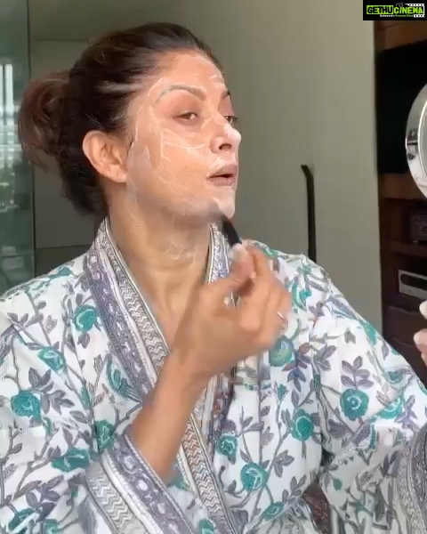 Nadhiya Instagram - Get pampered for the week ahead 🥰🧖🏽‍♀️ Easy homemade mask for glowing skin 2 tbsp yoghurt 1 tsp lemon juice Dash of honey #SelfCare #SelfCareMondays