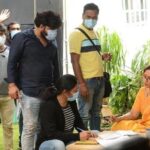 Nadhiya Instagram - On the sets of my new untitled Telugu film .. Director Sowjanya giving me a last minute instruction before the final take😊🎬 #WorkMode #NewNormal #TeluguMovie #ActorLife @lakshmi_sowjanya4
