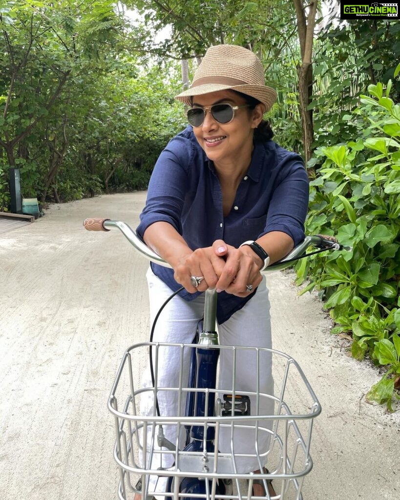 Nadhiya Instagram - Bicycling always charges me up 🚴🏼‍♀ #mondaymotivation #bicycle #stayfit