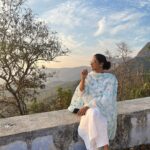 Nadhiya Instagram - Savouring the sunset🌅 #sunsetphotography #sunsetlovers #goldenhour Yercaud Hills, Tamil Nadu