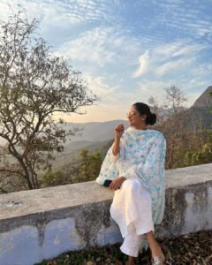Nadhiya Instagram - Savouring the sunset🌅

#sunsetphotography #sunsetlovers #goldenhour