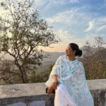 Nadhiya Instagram - Savouring the sunset🌅 #sunsetphotography #sunsetlovers #goldenhour Yercaud Hills, Tamil Nadu
