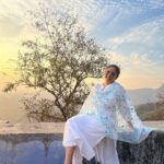 Nadhiya Instagram - Savouring the sunset🌅 #sunsetphotography #sunsetlovers #goldenhour Yercaud Hills, Tamil Nadu