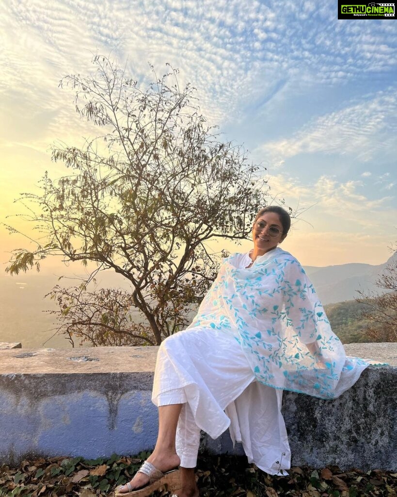 Nadhiya Instagram - Savouring the sunset🌅 #sunsetphotography #sunsetlovers #goldenhour Yercaud Hills, Tamil Nadu