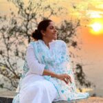 Nadhiya Instagram - Savouring the sunset🌅 #sunsetphotography #sunsetlovers #goldenhour Yercaud Hills, Tamil Nadu