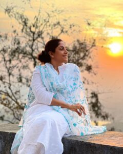 Nadhiya Instagram - Savouring the sunset🌅

#sunsetphotography #sunsetlovers #goldenhour