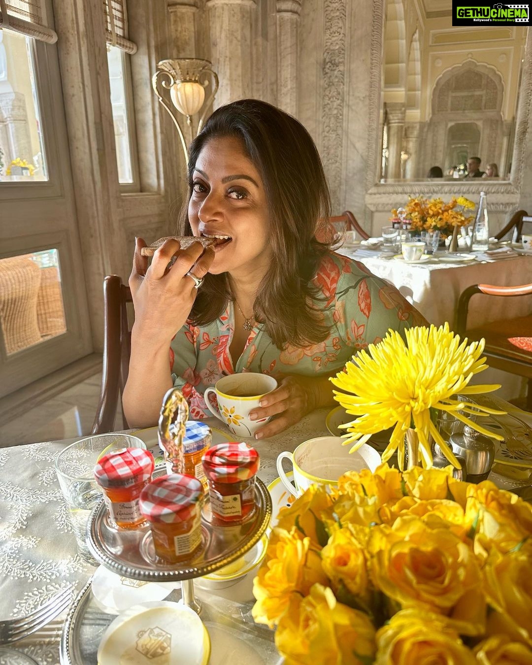 Nadhiya - 52K Likes - Lazy Sunday mornings are for taking it slow and enjoying the simple things in life, like buttered toast😀
#weekendvibes #sundayfunday #butteredtoast #coffeeandchill
