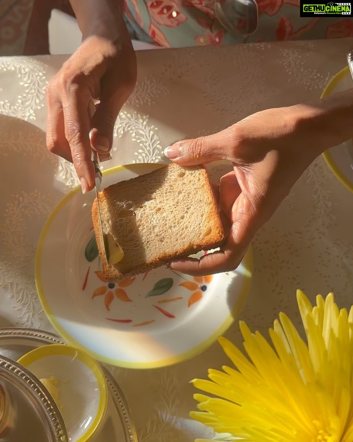 Nadhiya - 52K Likes - Lazy Sunday mornings are for taking it slow and enjoying the simple things in life, like buttered toast😀
#weekendvibes #sundayfunday #butteredtoast #coffeeandchill