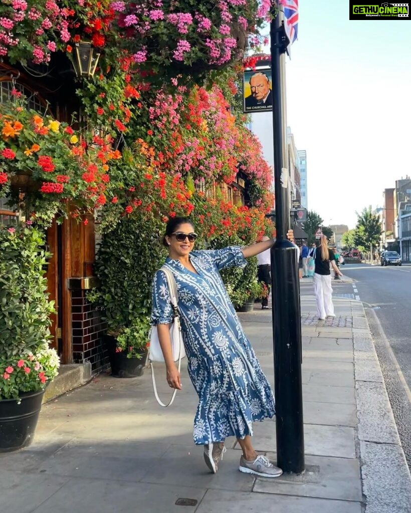 Nadhiya Instagram - Flowers keep me in high spirits. 💙🌸❤️🌹🧡🌺 #throwbackthursday #holiday #london #flowers