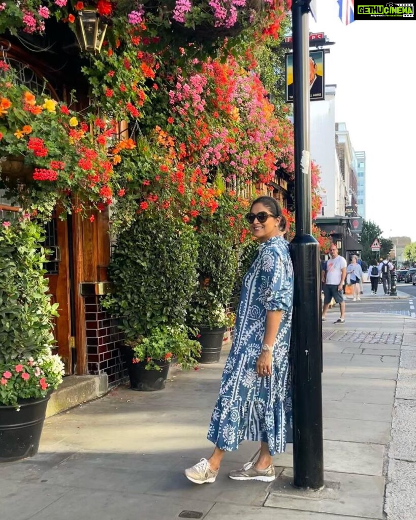 Nadhiya Instagram - Flowers keep me in high spirits. 💙🌸❤️🌹🧡🌺 #throwbackthursday #holiday #london #flowers