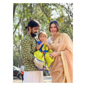 Nakul Instagram - Akira’s first Tirupati trip 🙏🏼

📸 @danushbhaskar 

My Kurtha @vastara_thelabel 
Akira’s Paavadai @collectiveamara 

#myakira #khulbeetails #khulbaebee #khulbee #familytrip